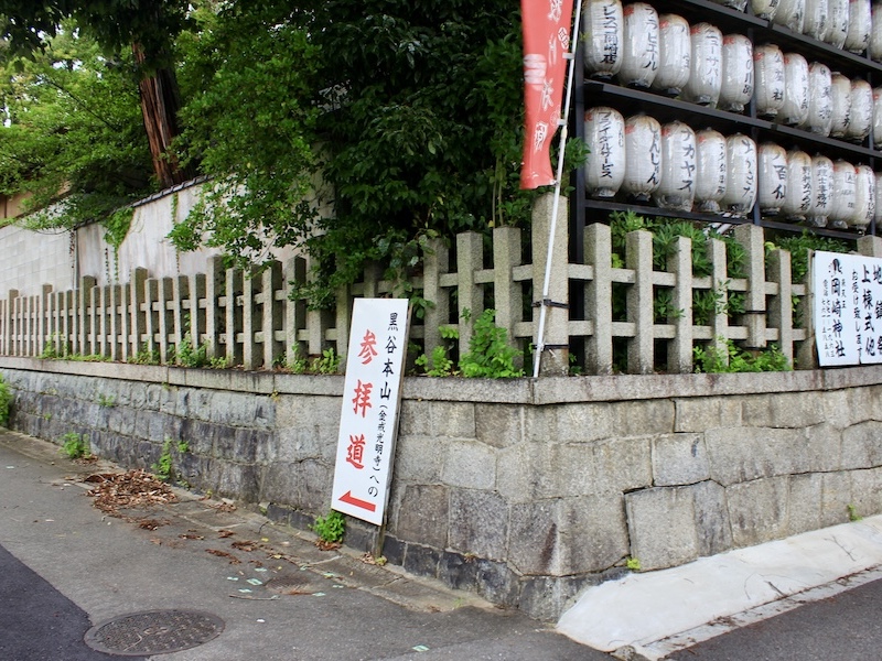 岡崎神社脇の参拝道